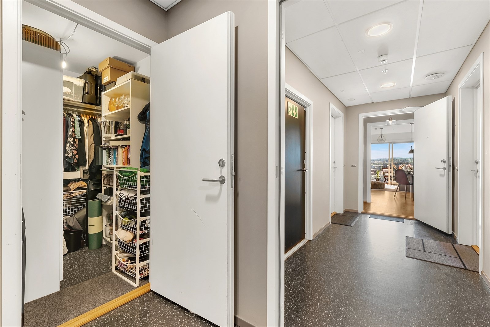 Det medfølger en svært praktisk bod på 3 m² like utenfor leiligheten i 13. etasje. Det medfølger også én i -1 på 7 m² Galleribilde