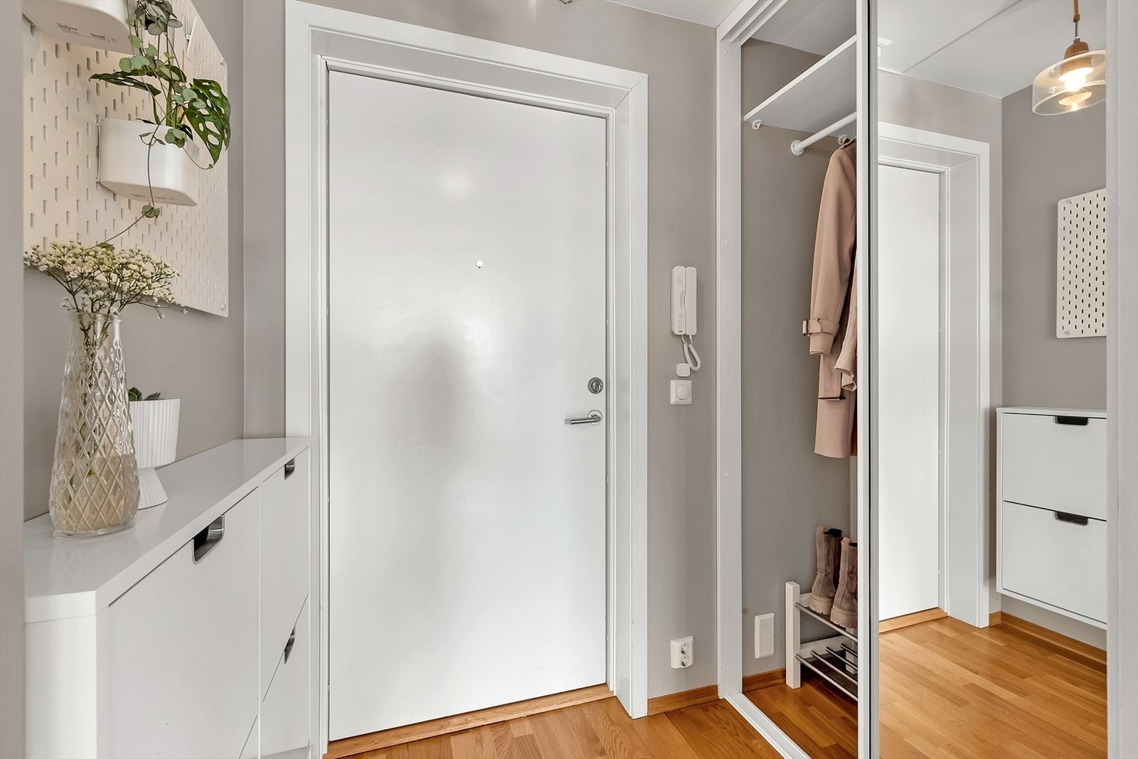 I entréen er det både skyvedørsgarderobe med speil og skoskap Galleribilde