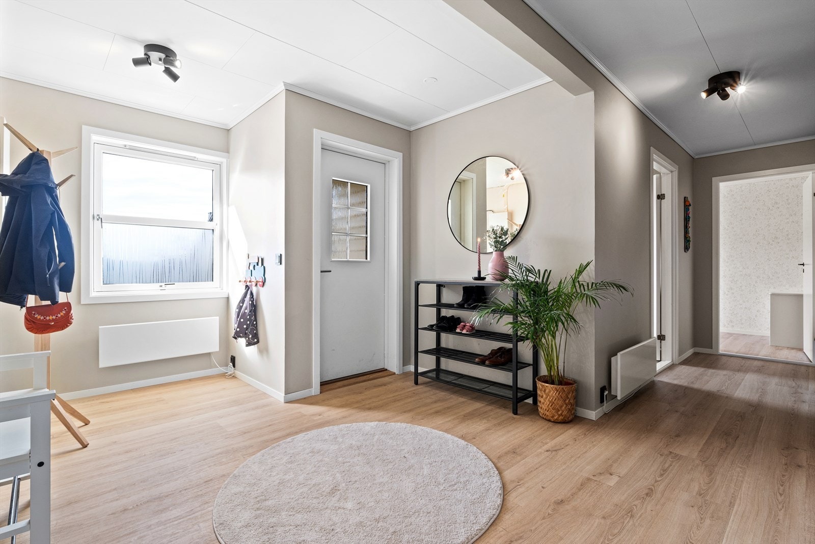 Klikkvinyl på gulv, og malt overflate og malt panel på vegger. Malte plater i himling. Panelovn. Sikringsskap og trapp Galleribilde