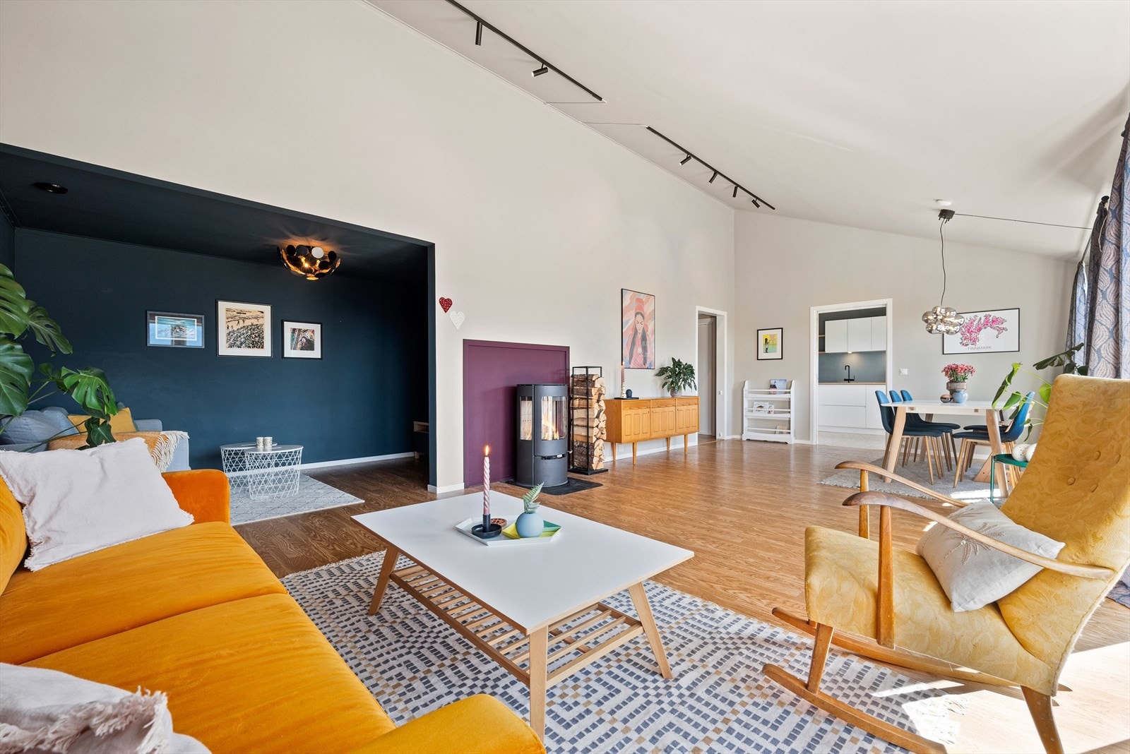 Boligen har vært gjennom flere oppgradering og har delikate og moderne farger Galleribilde