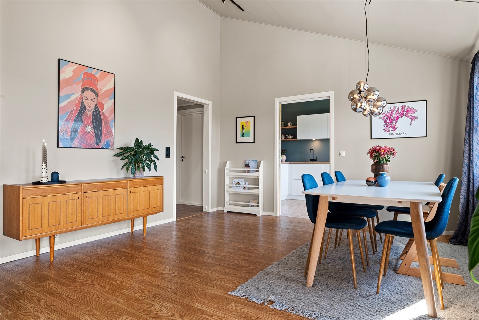 Stor boltreplass på stue Galleribilde