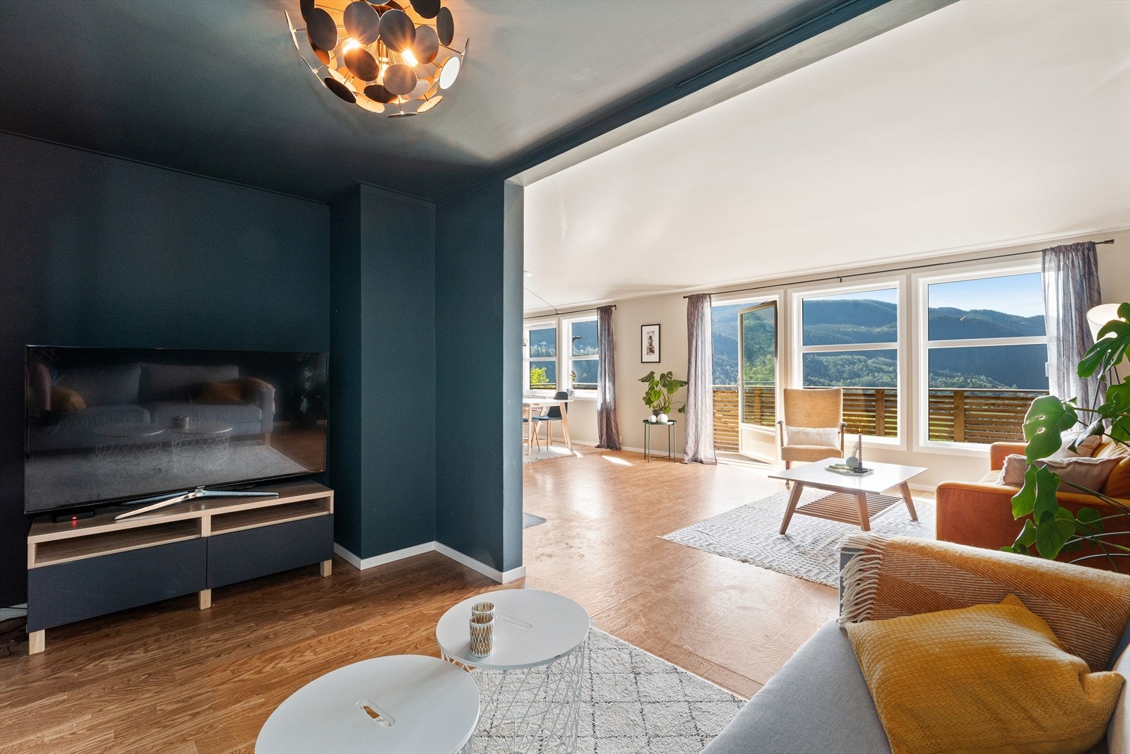 Store vindusflater som gir rikelig med naturlig lysinnslipp Galleribilde