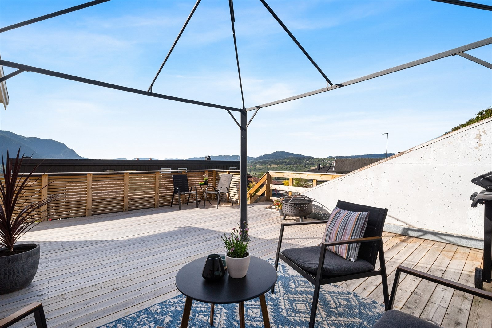 En flott og romslig halvpart med flere oppgraderinger Galleribilde