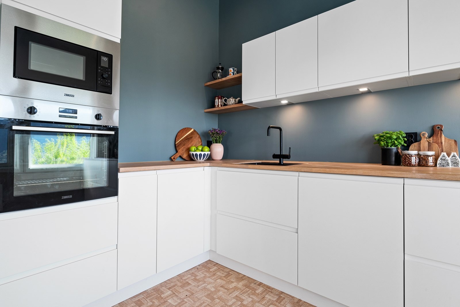 Det er integrert kjøleskap, oppvaskmaskin, platetopp med ventilator, kombiovn/mikro og stekeovn. Galleribilde