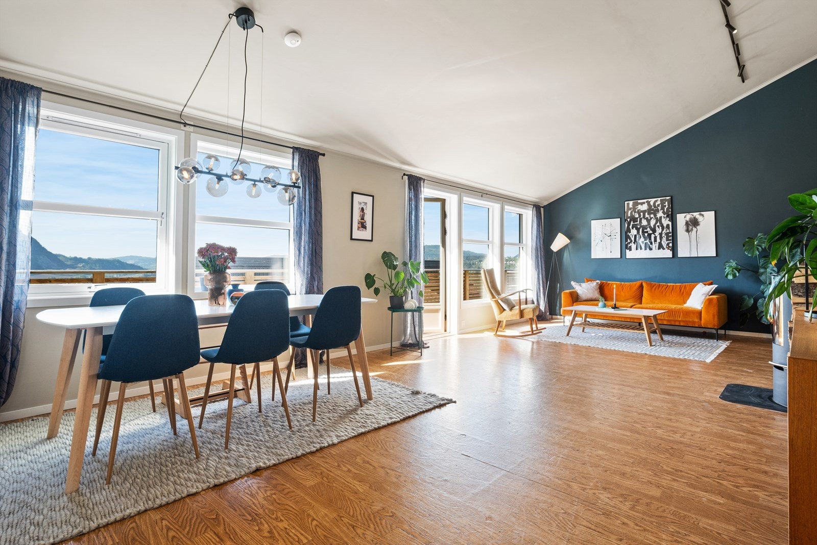 Det er god plass til ei romslig spisestue Galleribilde