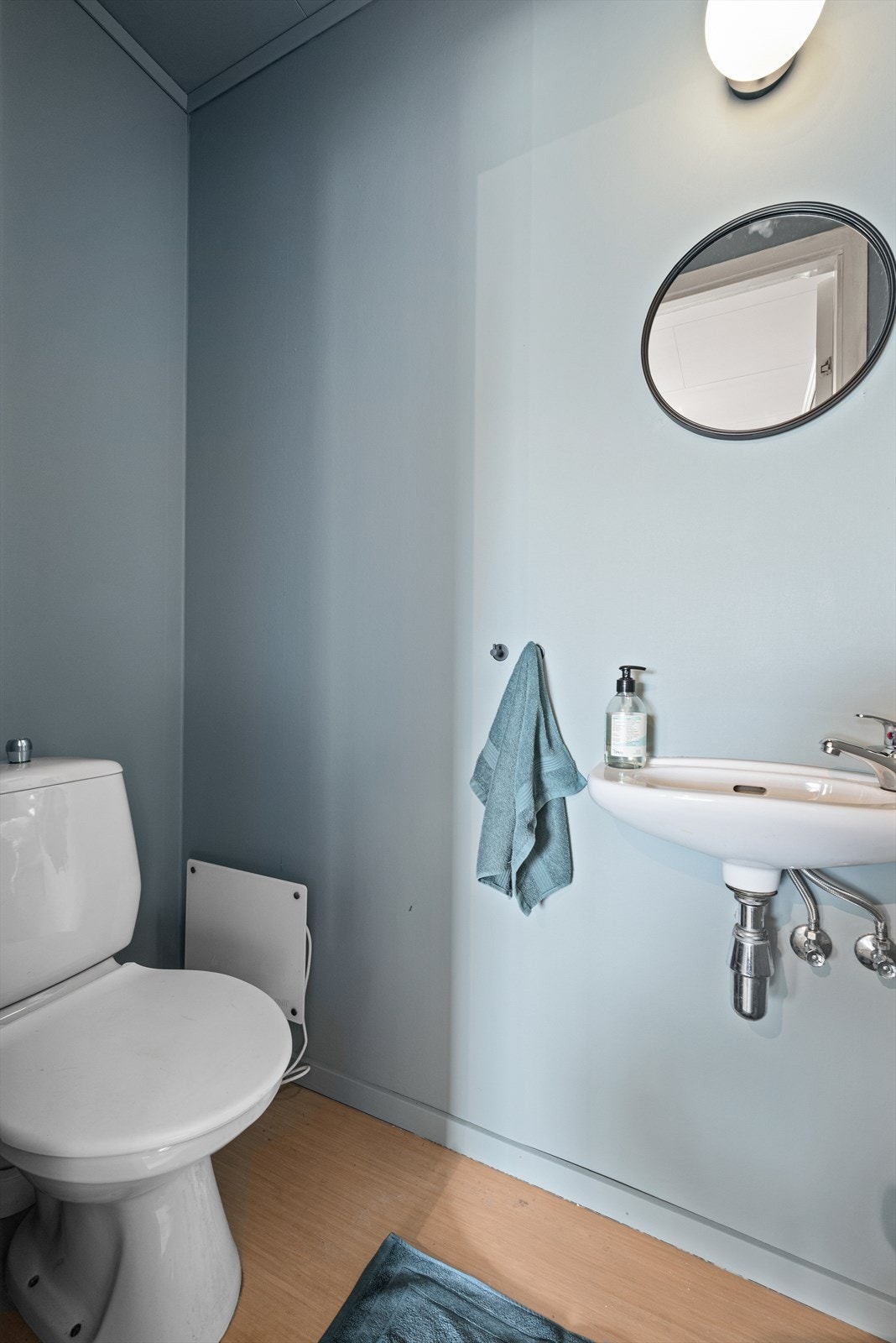 Toalettrom utstyrt med mekanisk avtrekk, servant og wc. Galleribilde