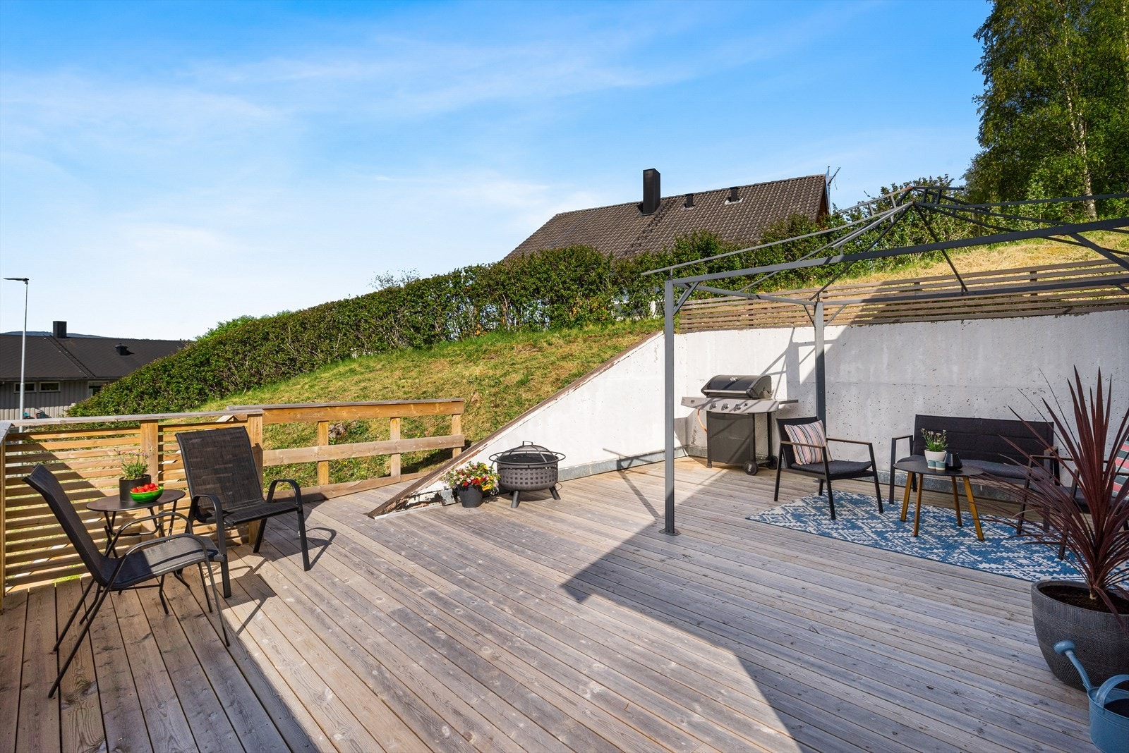 Her kan man nyte gode solforhold og en herlig, vidstrakt utsikt til nærmiljø, kulturlandskap og fjell i fjerne. Galleribilde