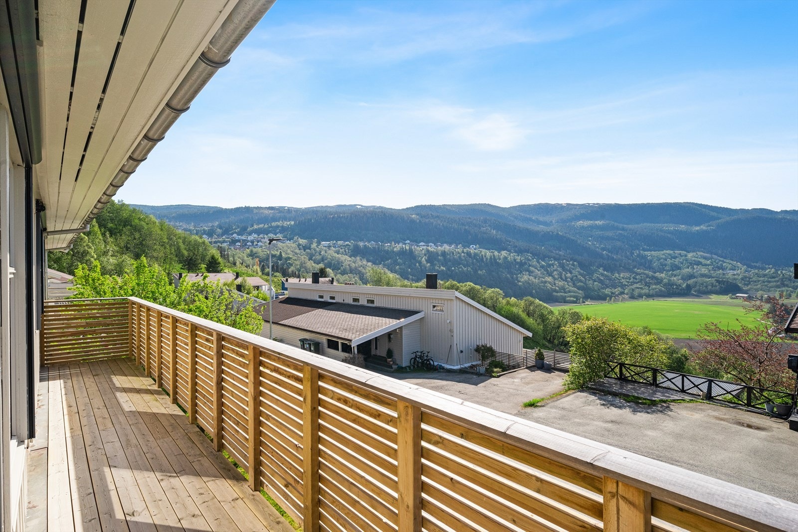 Boligen er en halvpart av tomannsbolig over tre etasjer, med familievennlig planløsning og integrert carport Galleribilde