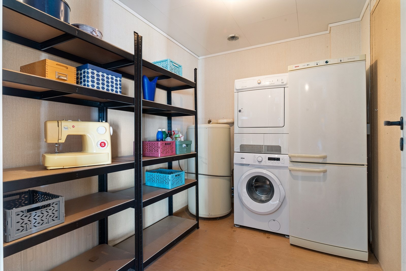 Praktisk vaskerom utstyrt med bereder, mekanisk avtrekk og opplegg for vaskemaskin. Galleribilde