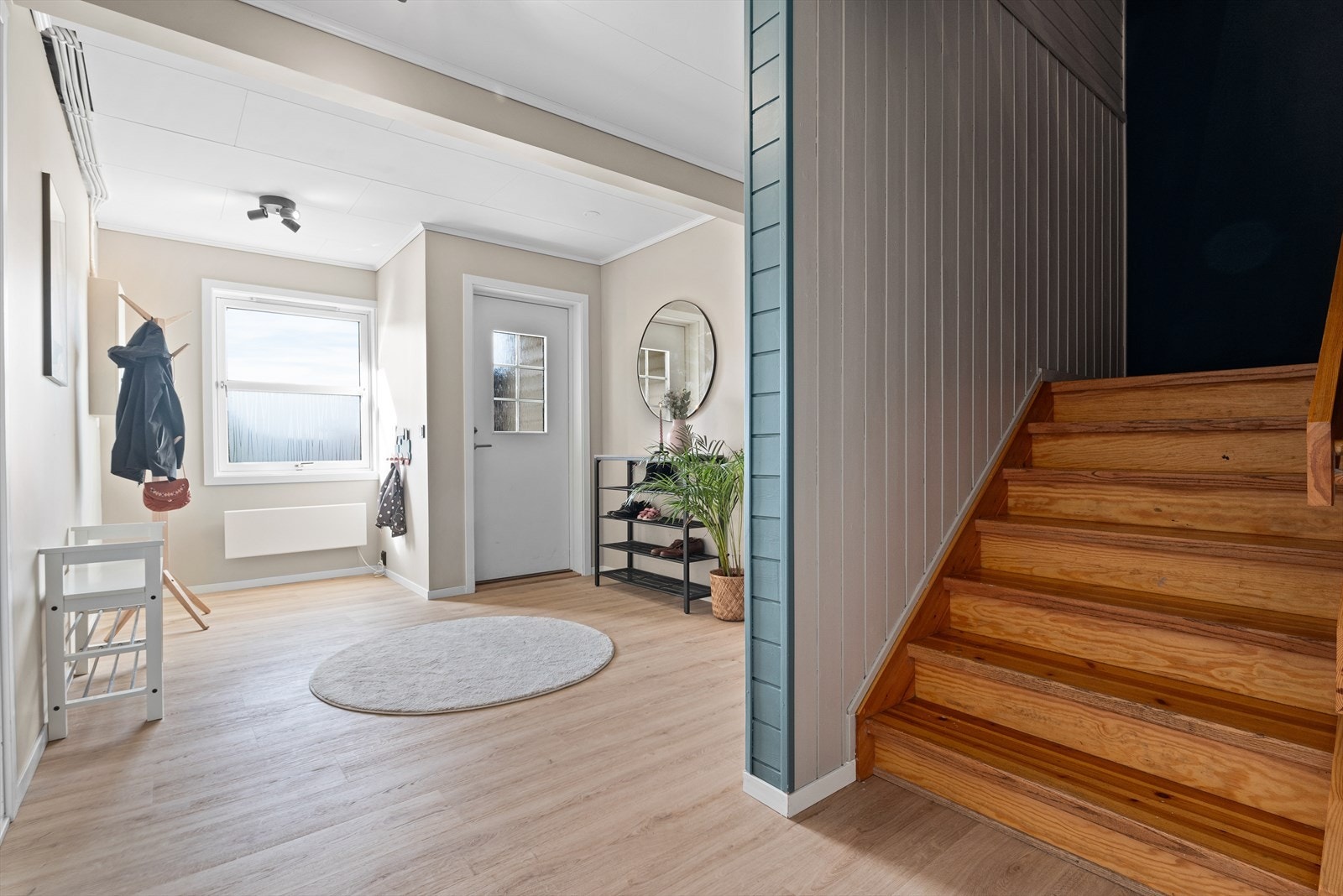 Romslig og moderne entre/gang Galleribilde