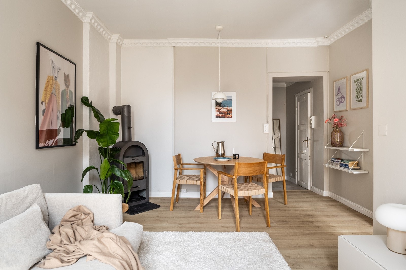 Leiligheten har belagt nye gipsplater, sparklet og malt på himlinger i stuen og på soverommet,. Galleribilde
