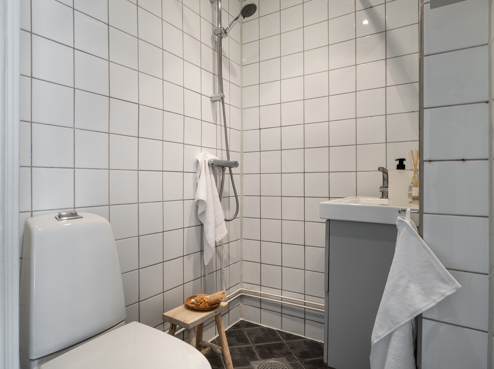 Badet fremstår pent med flislagte vegger og gulv med underliggende gulvvarme. Galleribilde