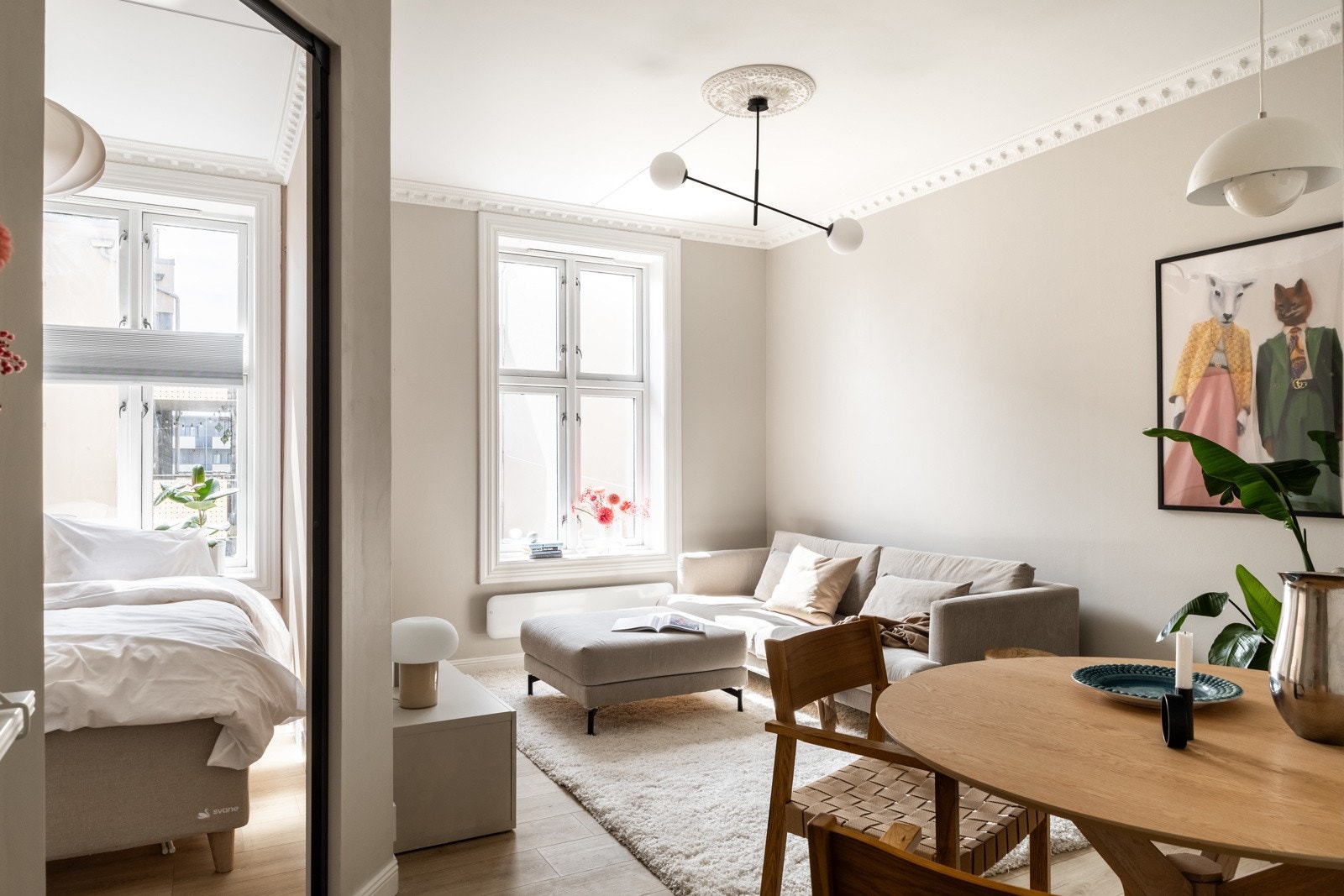 Leiligheten har en romslig stue som preges av store vindusflater, god takhøyde og rosett samt stukkatur som bidrar til en lys og luftig atmosfære. Galleribilde