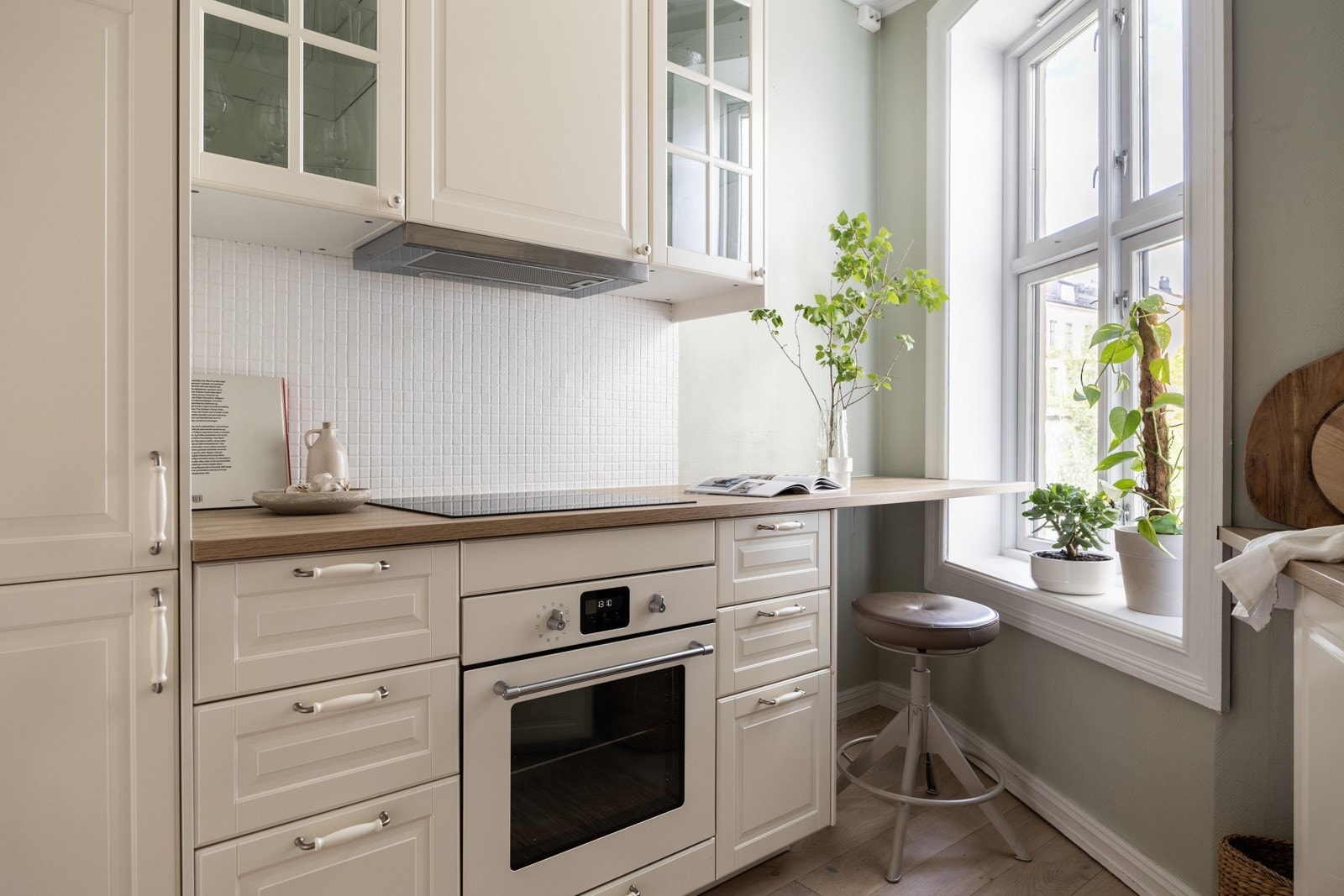 Kjøkkeninnredning med profilerte fronter fra 2017 med benkeplate av laminat. Galleribilde