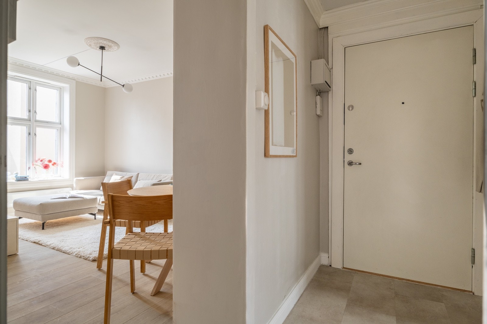 Du ønskes velkommen inn i en innbydende entré med god plass for oppbevaring av yttertøy og sko. Galleribilde