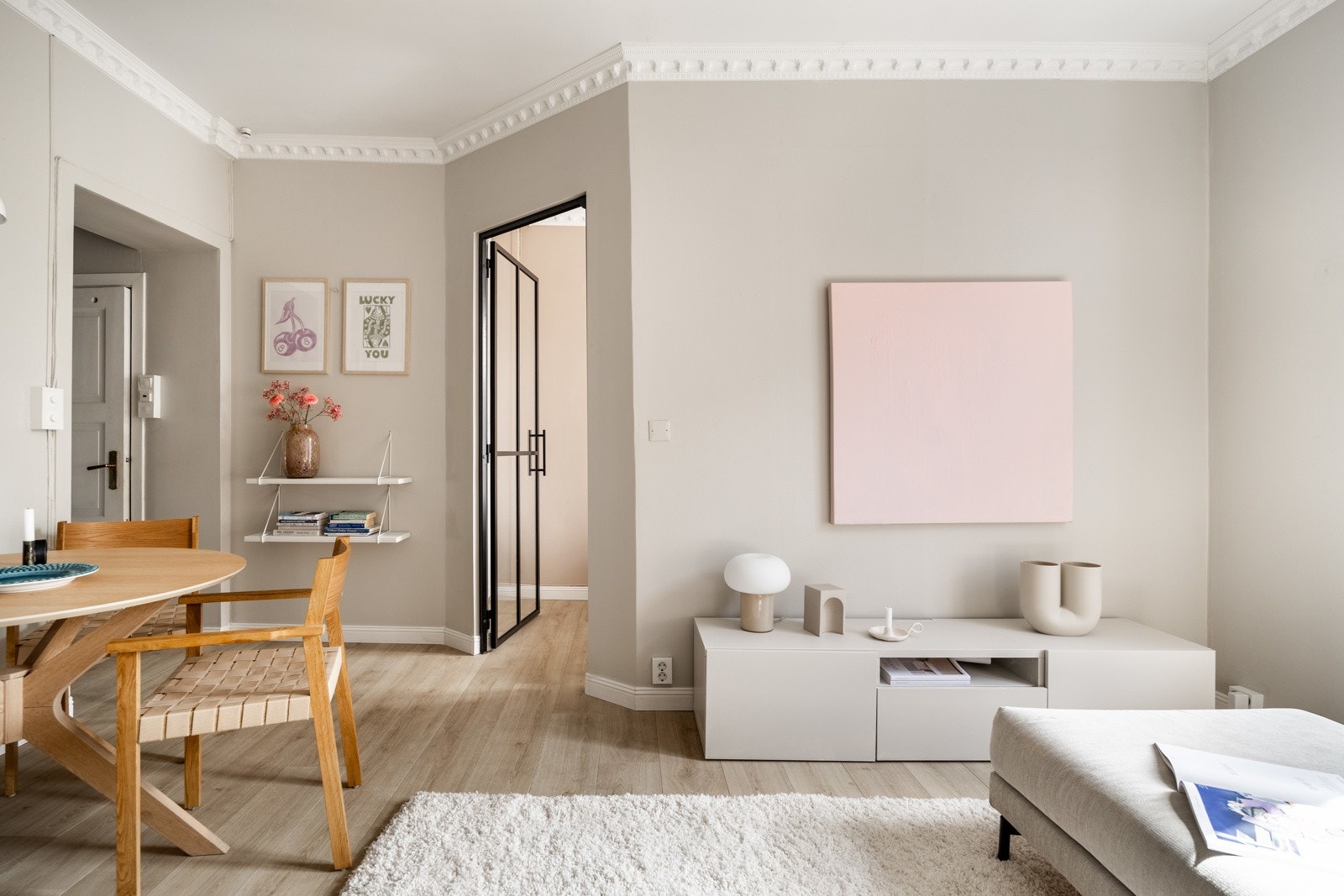 Dette er en lys og moderne 2-roms leilighet i en klassisk bygård med ettertraktet beliggenhet. Galleribilde