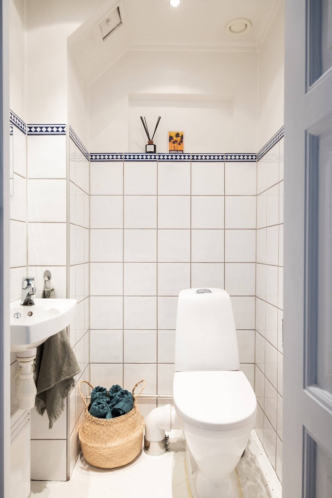 - Himling med malte plater, innfelt downlights. Vegger med fliser og malt betong. Gulv med fliser. Innredet med klosett og servant. Naturlig avtrekk - Galleribilde