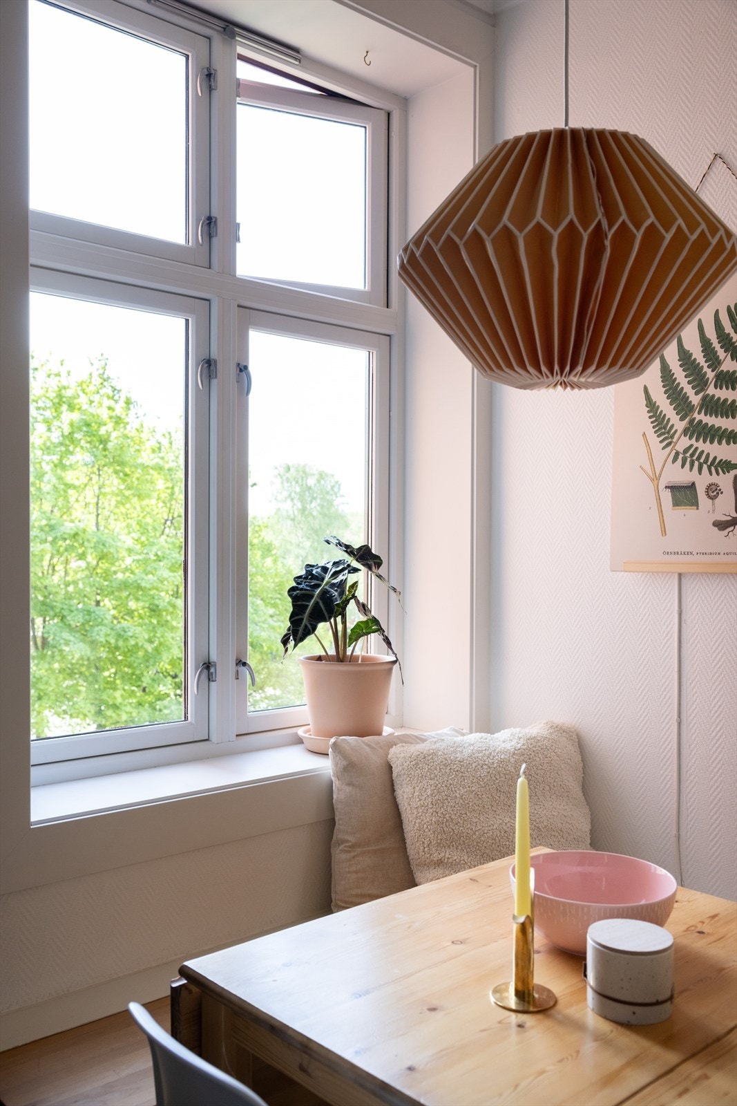 - Store vindusflater som gir rikelig med luft og lys - Galleribilde