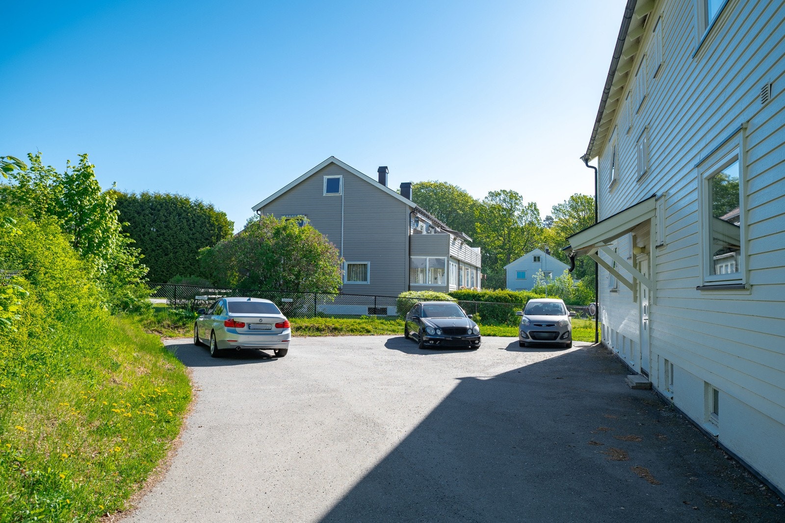 Borettslaget har en pent og asfaltert inngangsparti. Galleribilde