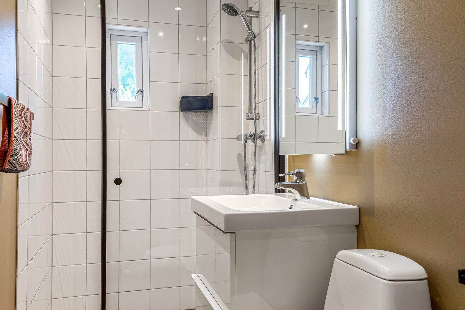 Varme i gulv og downlights i himling. Galleribilde