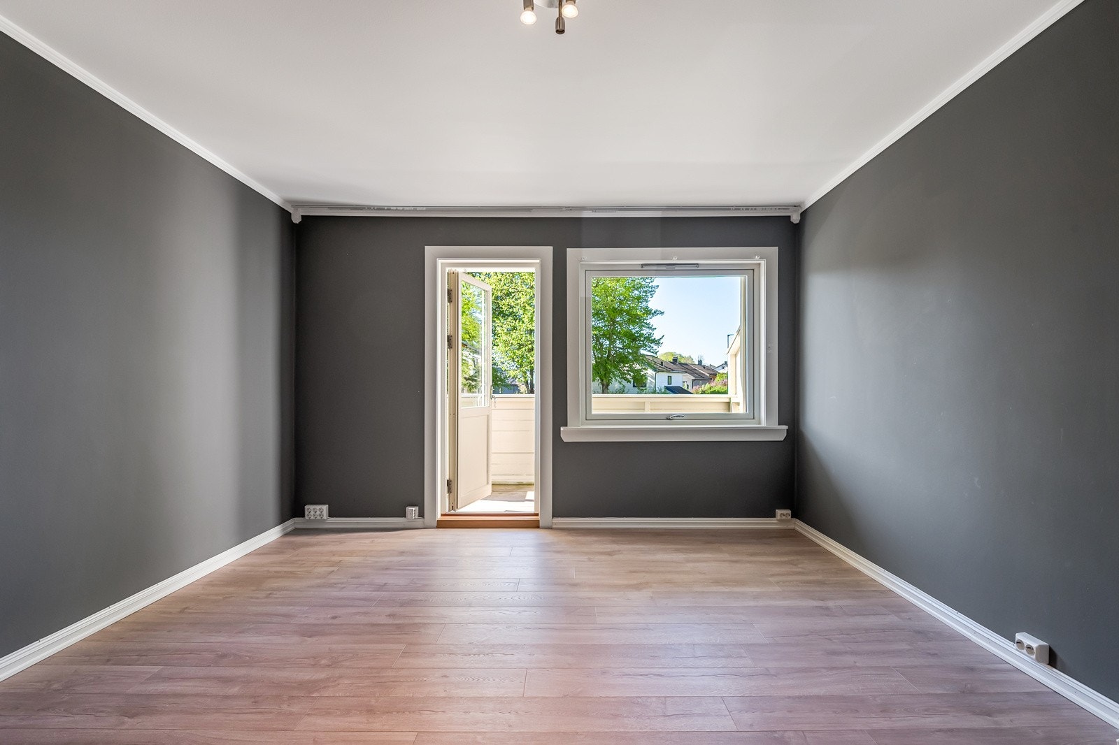 Lys og trivelig stue med god plass til sofagruppe, sofabord og underholdningsavdeling. Galleribilde