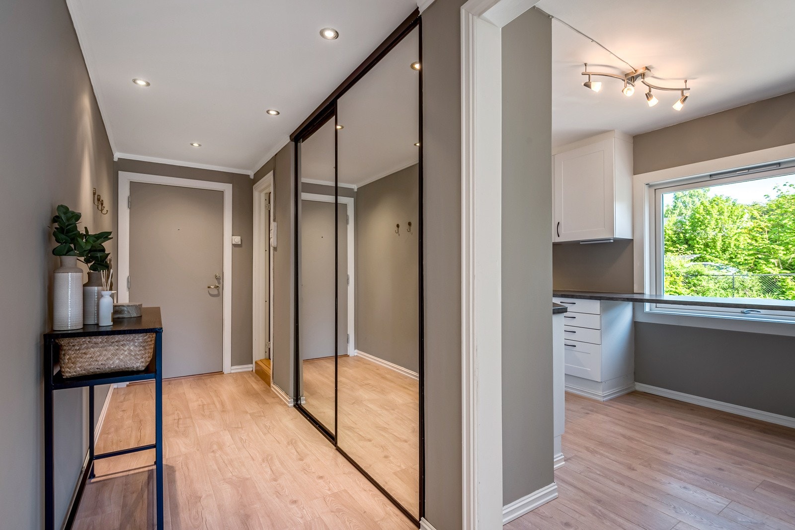Romslig og oversiktlig entre med skyvedørsgarderobe. Galleribilde