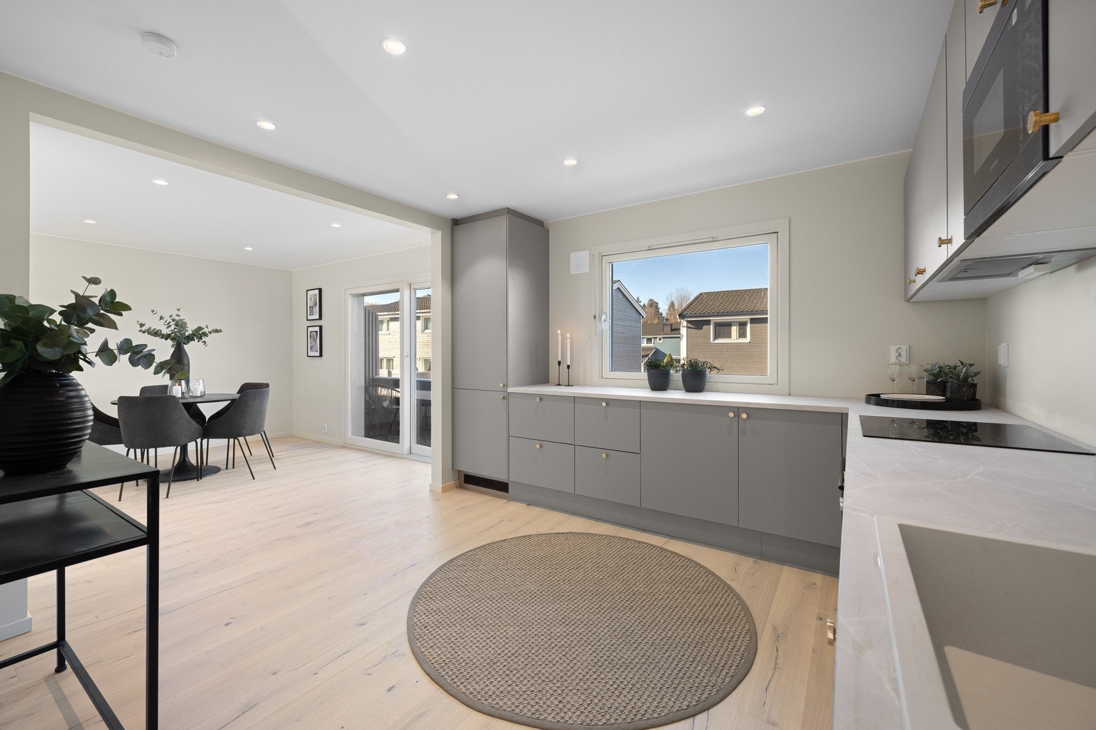 Meget god utforming og romfølelse med gjennomgående planløsning og store vindusflater som slipper inn rikelig med naturlig lys. Galleribilde