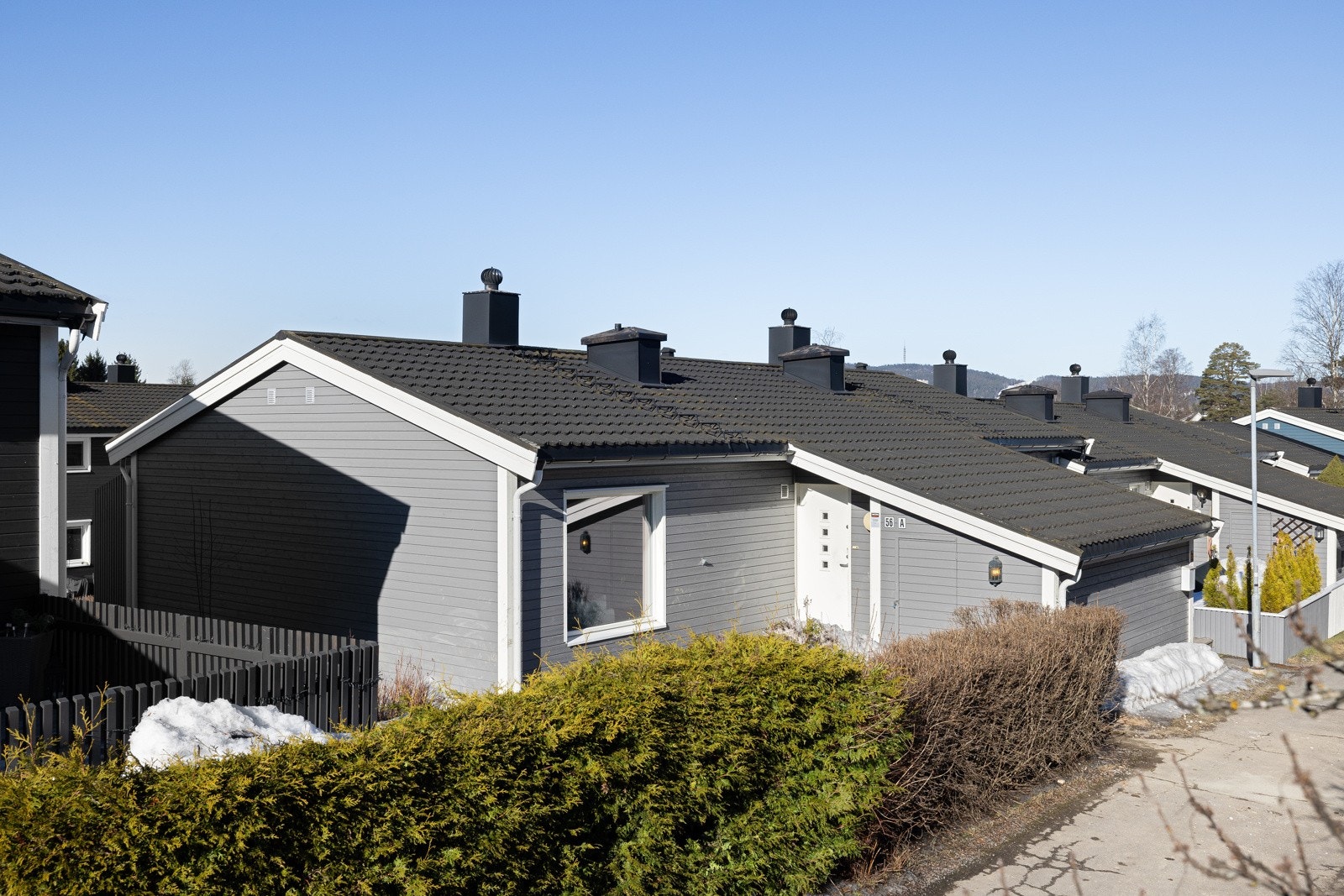 Rolig og familievennlig boligområde med lite trafikkerte veier og nærhet til skoler- og barnehager. Galleribilde