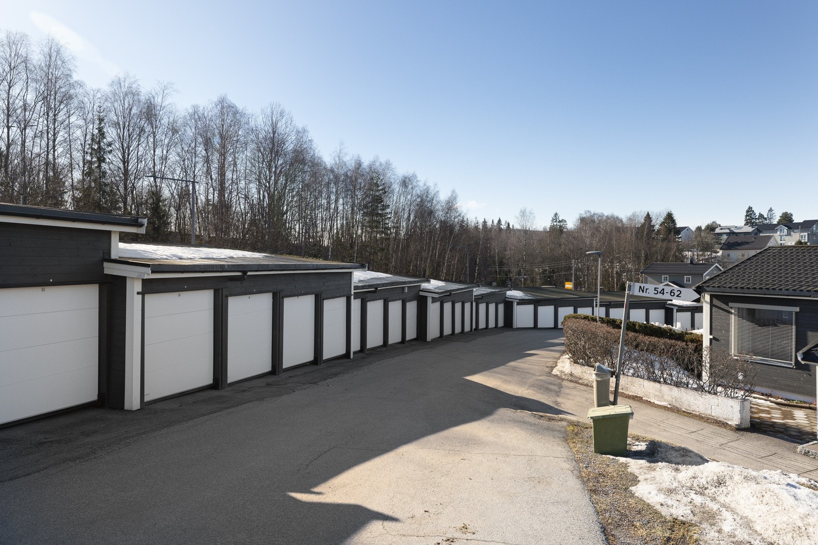 Med boligen følger garasje i felles garasjerekke. Mulig å installere elbil-lader. Galleribilde