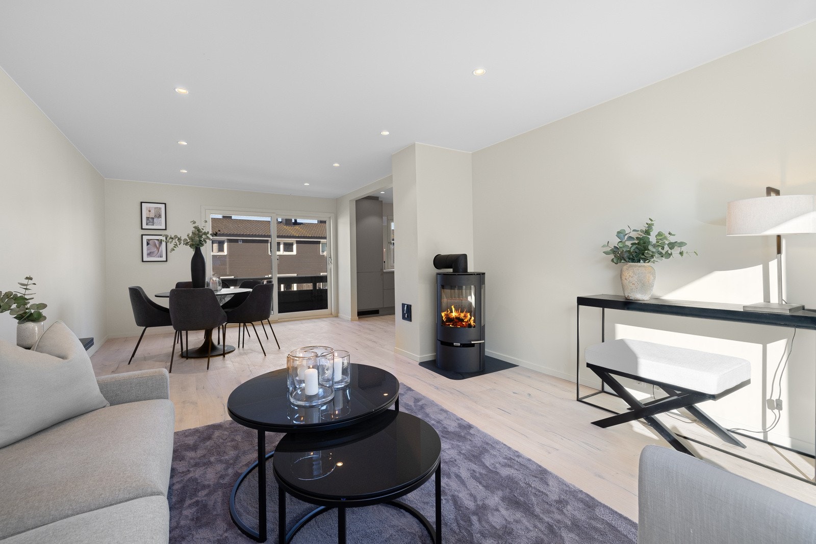 Ny, énstavs parkett som er gjennomgående i samtlige oppholdsrom. Galleribilde