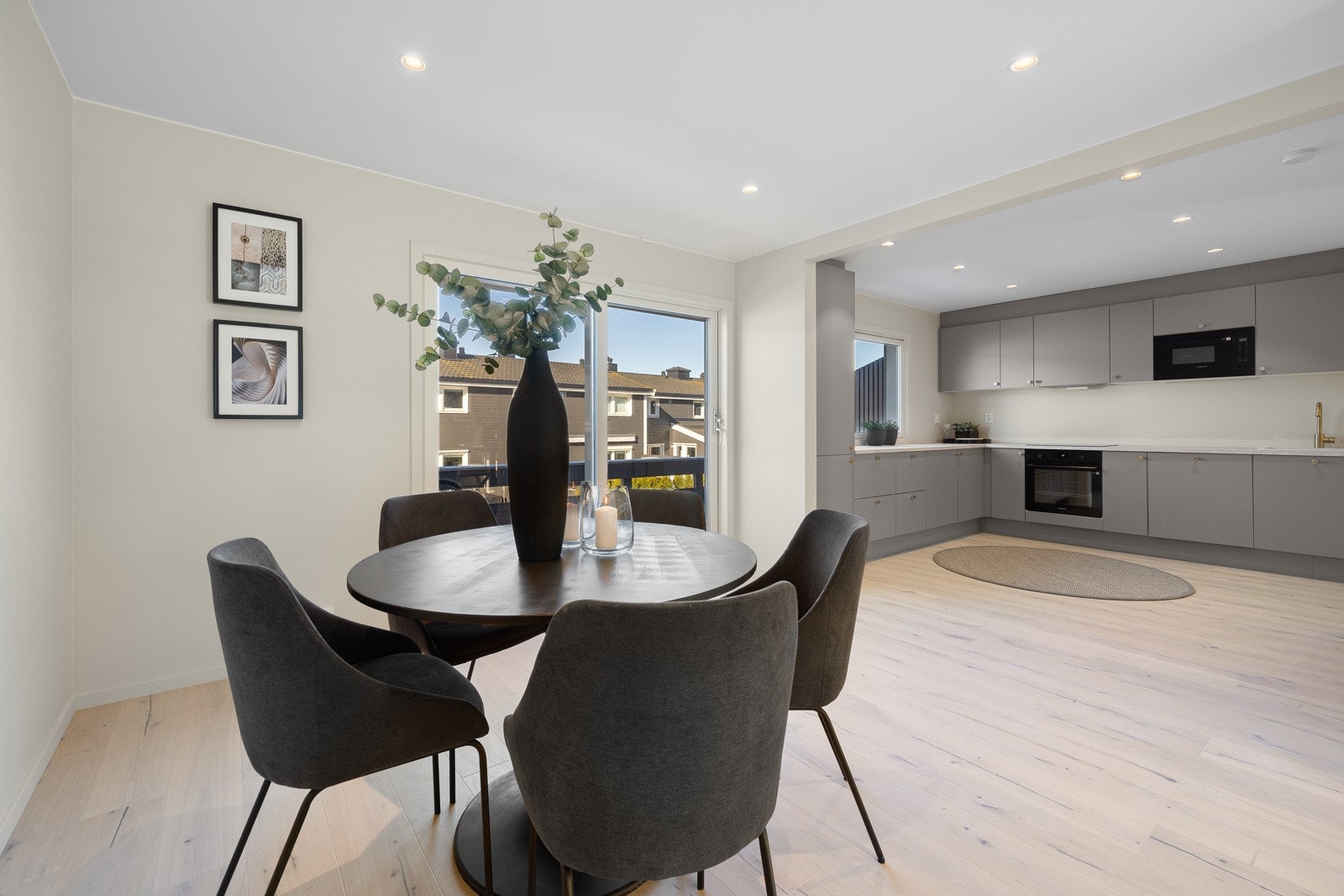 Lekkert og påkostet kjøkken fra 2024 med delvis takhøy innredning og optimal utforming med mye skap- og benkeplass. Åpent og sosialt oppholdsrom med fine, naturlige soneinndelinger og velegnet plass til stor spisestue. Galleribilde