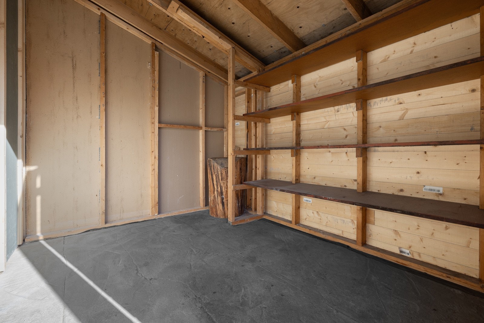 Romslig bod med god plass til lagring/oppbevaring. Galleribilde