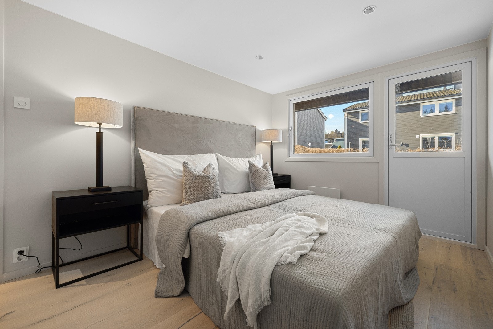 Stort hovedsoverom med nytt gulv og nye overflater. Galleribilde