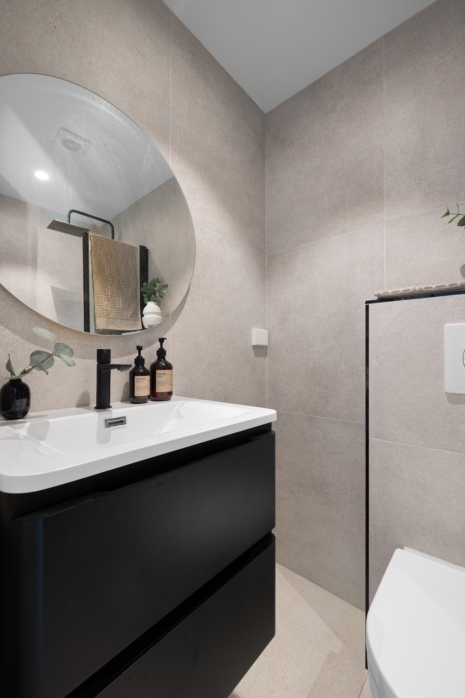 Helt nytt flislagt bad med eksklusiv baderomsinnredning, varmekabler i gulv og downlights. Galleribilde