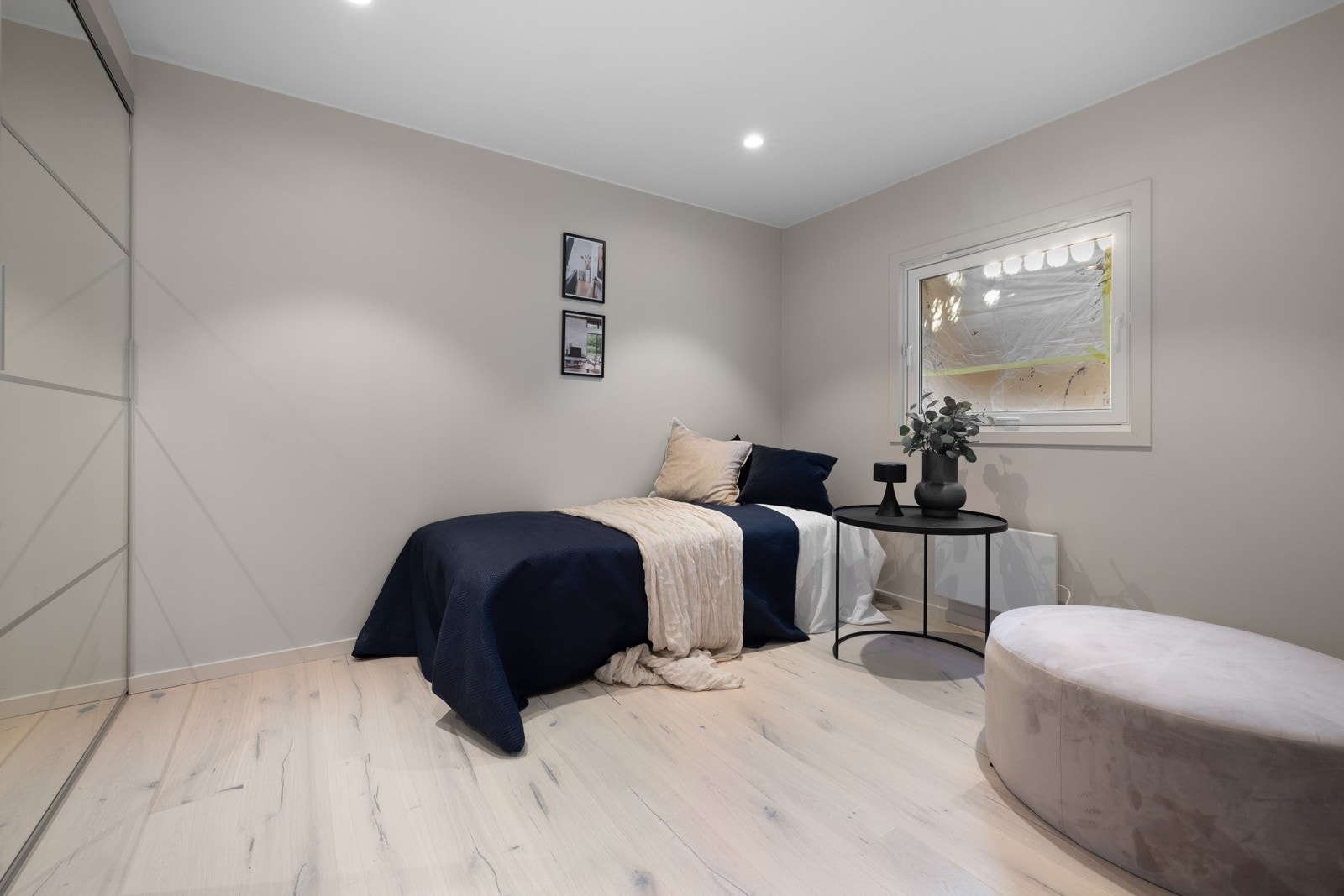 Soverom 3 med god plass til dobbeltseng og garderobe. Galleribilde