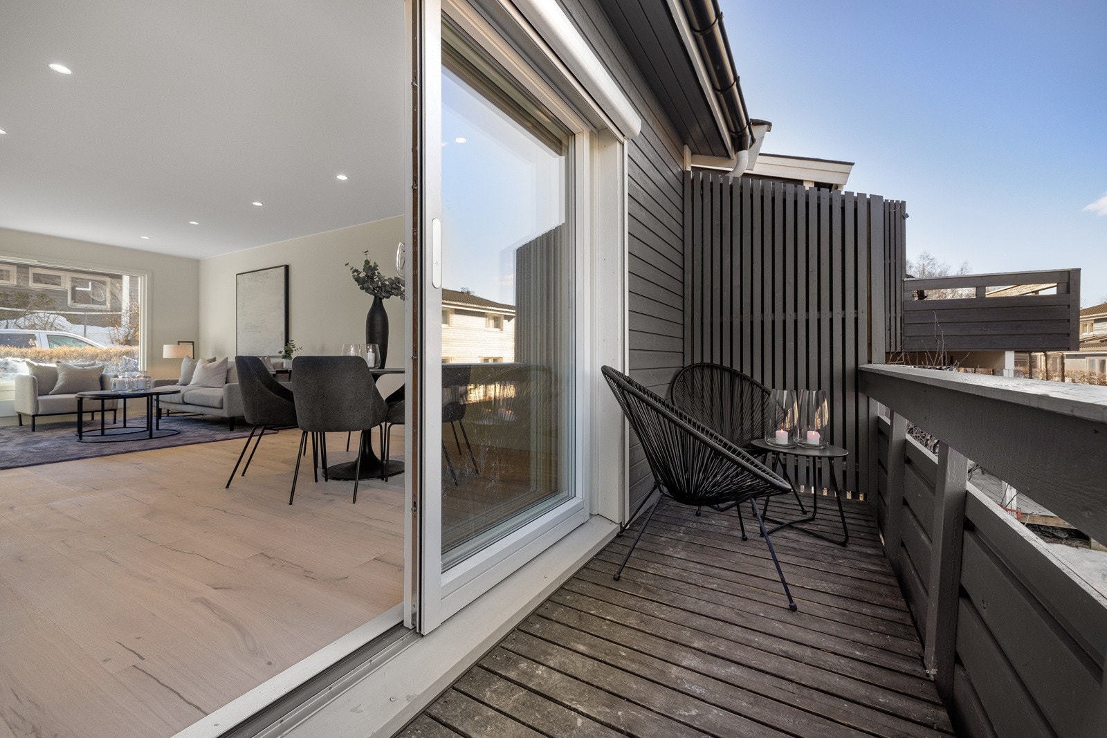 Direkte adkomst fra stue til vestvendt balkong på hele 9 kvm. Galleribilde