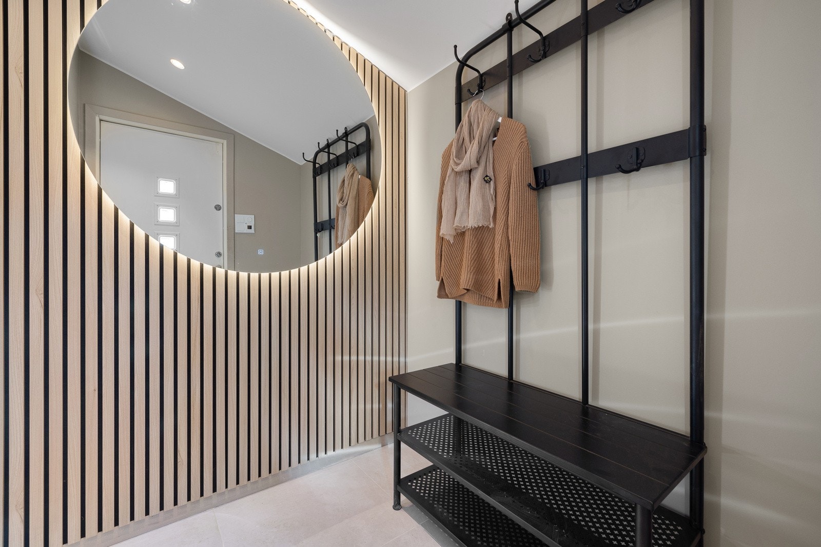 Innbydende, flislagt entré med varmekabler. Stort speil med belysning og velegnet plass til oppbevaring. Galleribilde