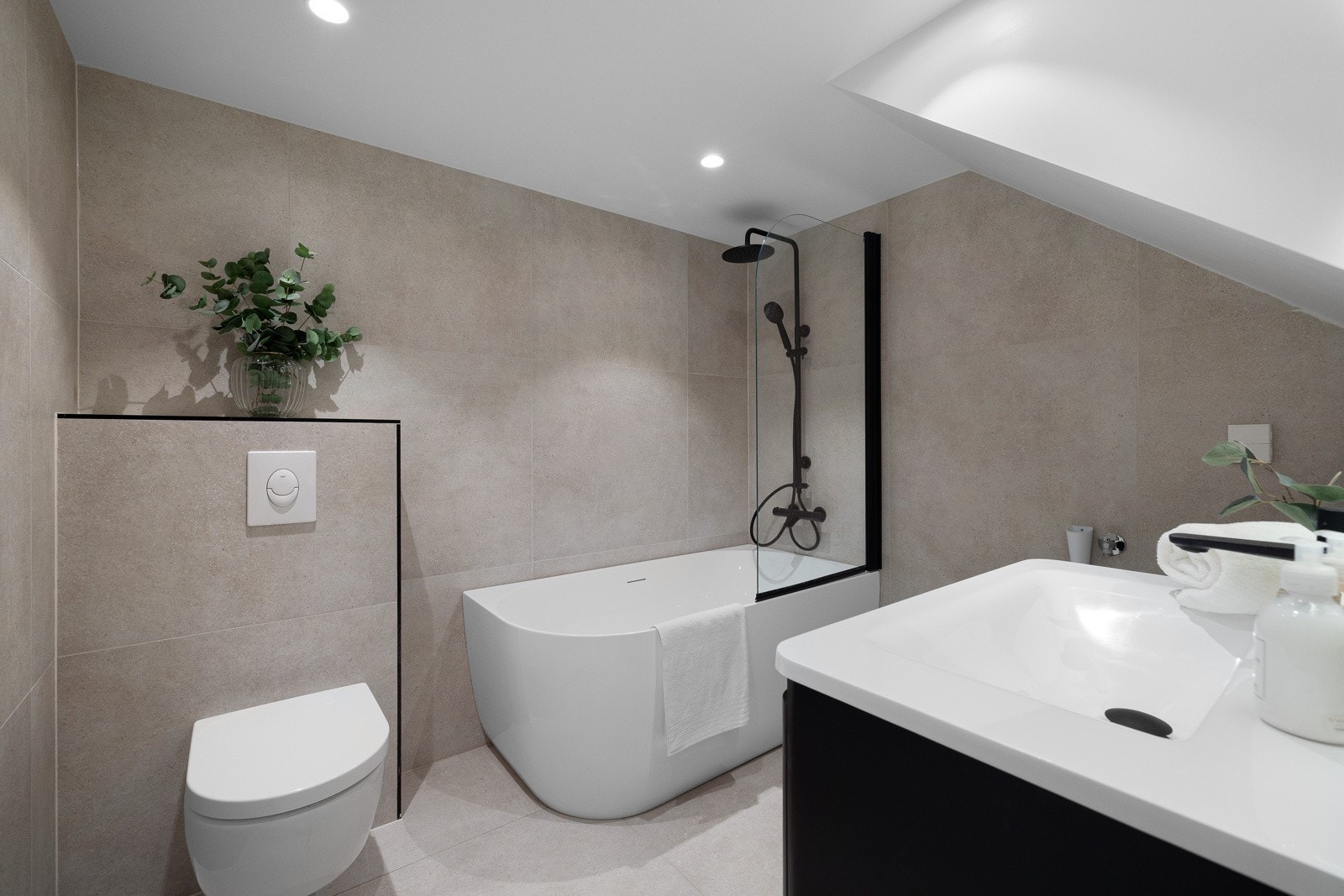 Nytt bad med lekre materialvalg og fine detaljer som gir badet svært god helhet. Galleribilde