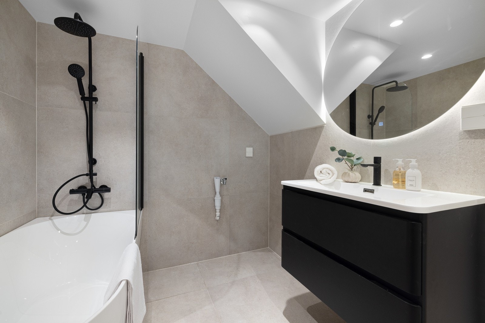 Påkostet innredning i form av badekar med regnfallsdusj. Galleribilde