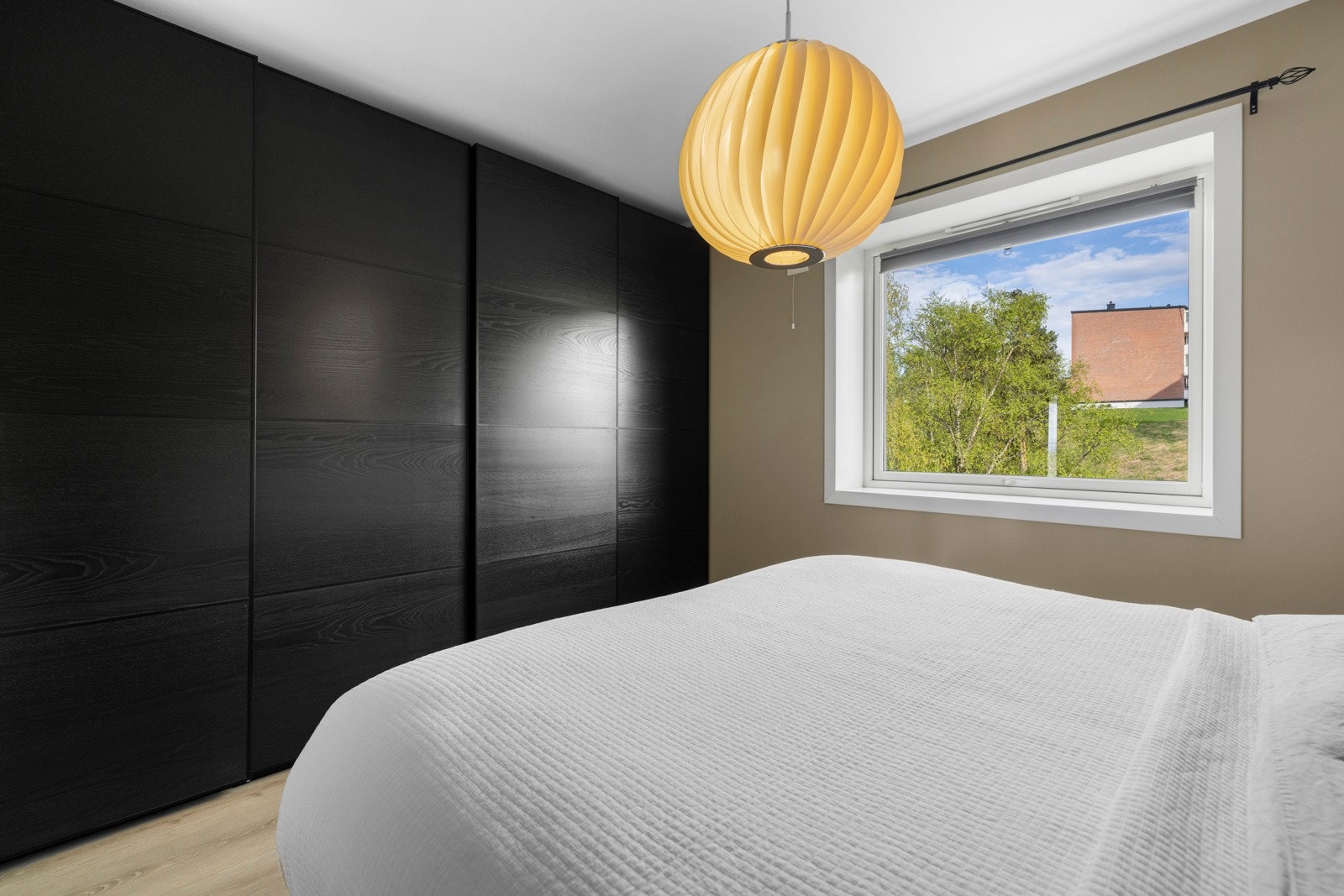 Soverom 1 med stort garderobeskap som medfølger salget Galleribilde