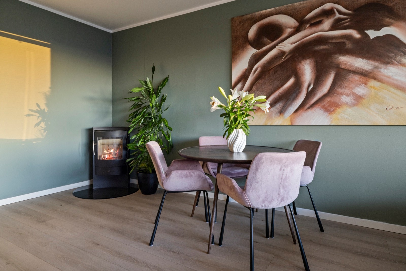 Her er det rom for å samle familie og gjester til hyggelige måltider rundt et spisebord Galleribilde