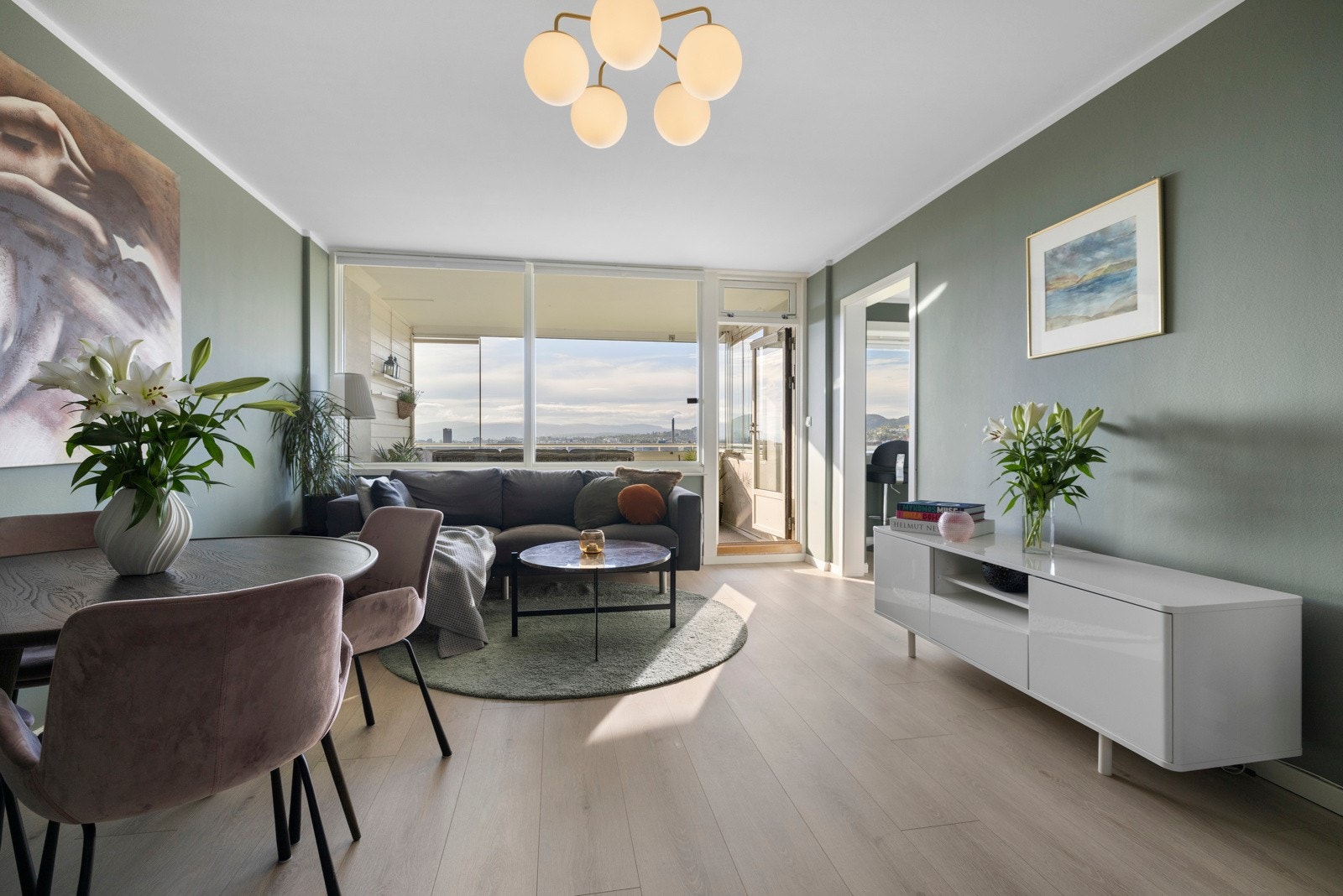 Stuen oppleves som luftig og innbydende, og den gode gulvflaten byr på fin plass til både sofagruppe, lenestol og tv-/mediastasjon Galleribilde