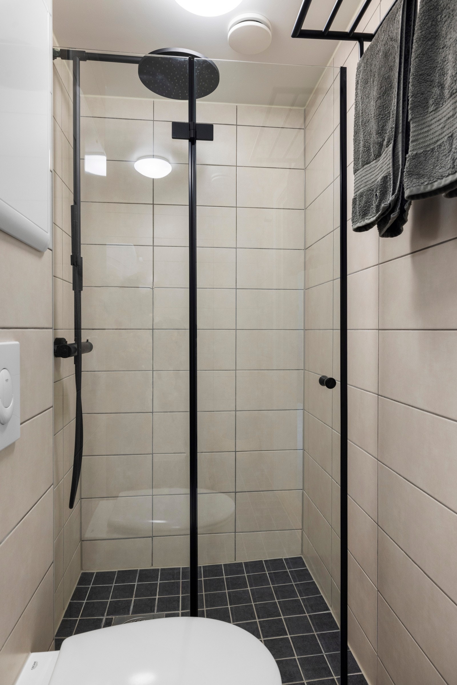 Dusjhjørnet har regnfallsdusj Galleribilde