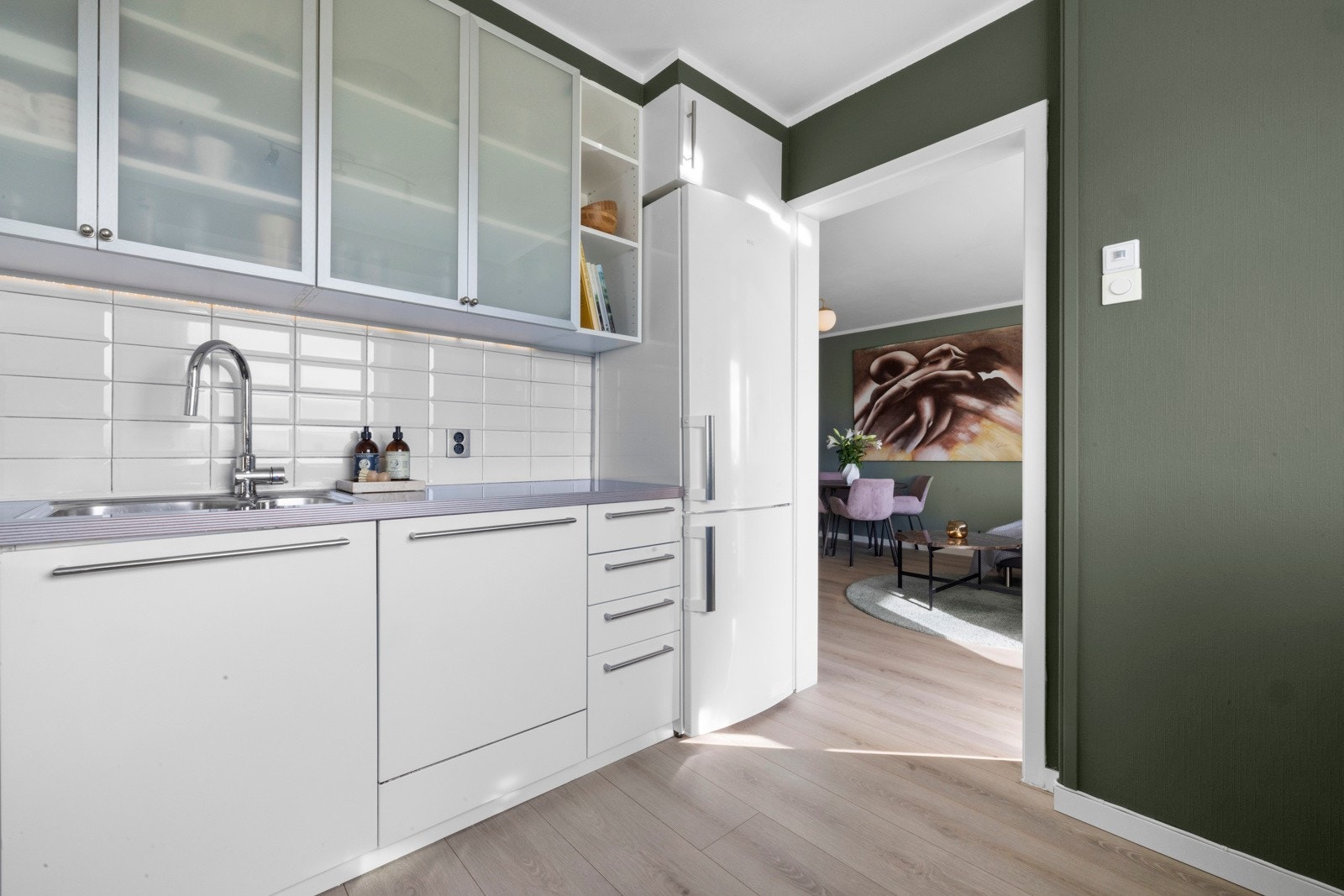 Kjøkkenet er utstyrt med en integrert oppvaskmaskin og ventilator, samt benkestikk, nisje for komfyr og plass til kjøleskap Galleribilde