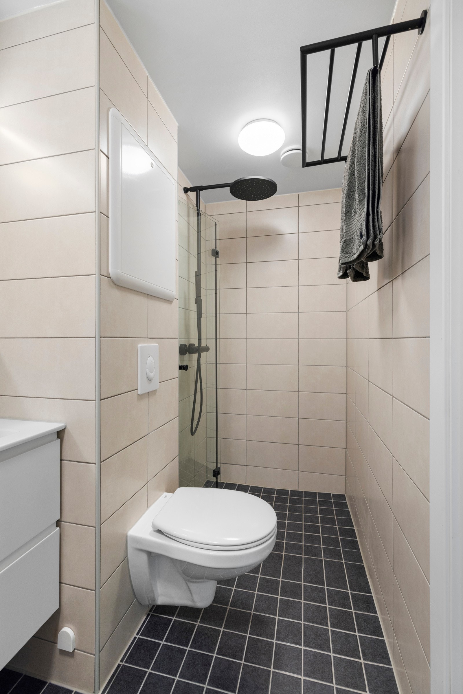 Badet ble pusset opp i regi av borettslaget i 2021 med fliser på gulv med gulvvarme Galleribilde