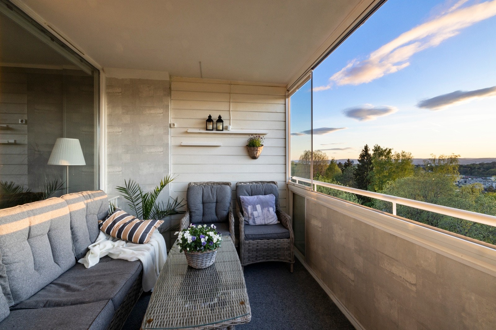 Balkongen har støpt dekke og tett rekkverk, og innglassingen kan skyves helt til side for å slippe sommeren inn på varme dager Galleribilde