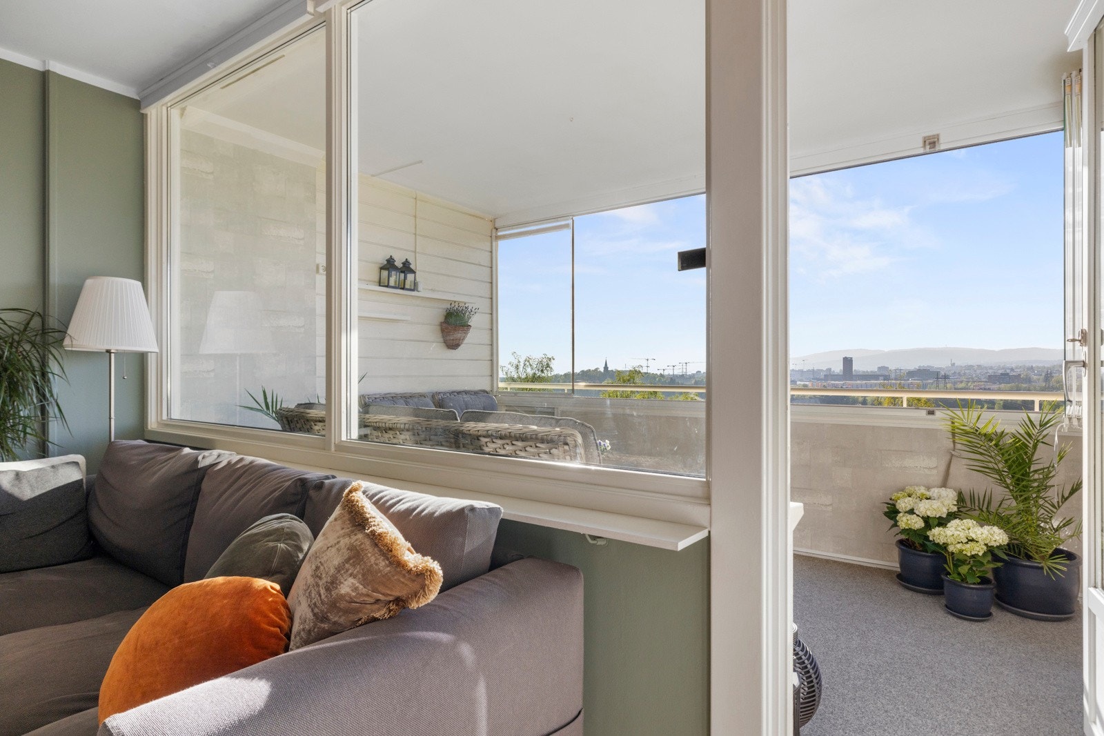 Stuen har utgang til en innglasset balkong på ca. 9,2 kvm Galleribilde