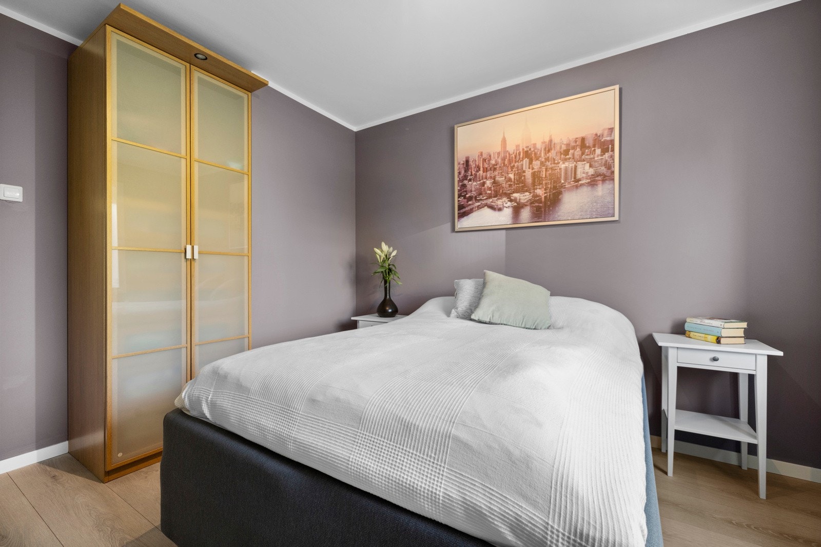 Soverom 2 med garderobeskap som medfølger salget Galleribilde