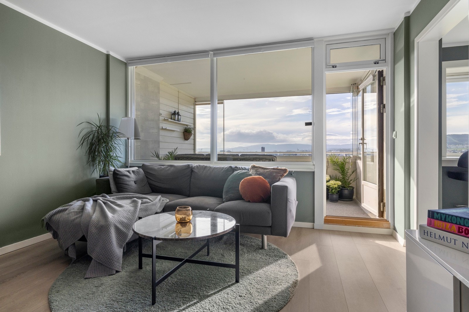 Utsikten via de store vinduene på endeveggen er misunnelsesverdig Galleribilde