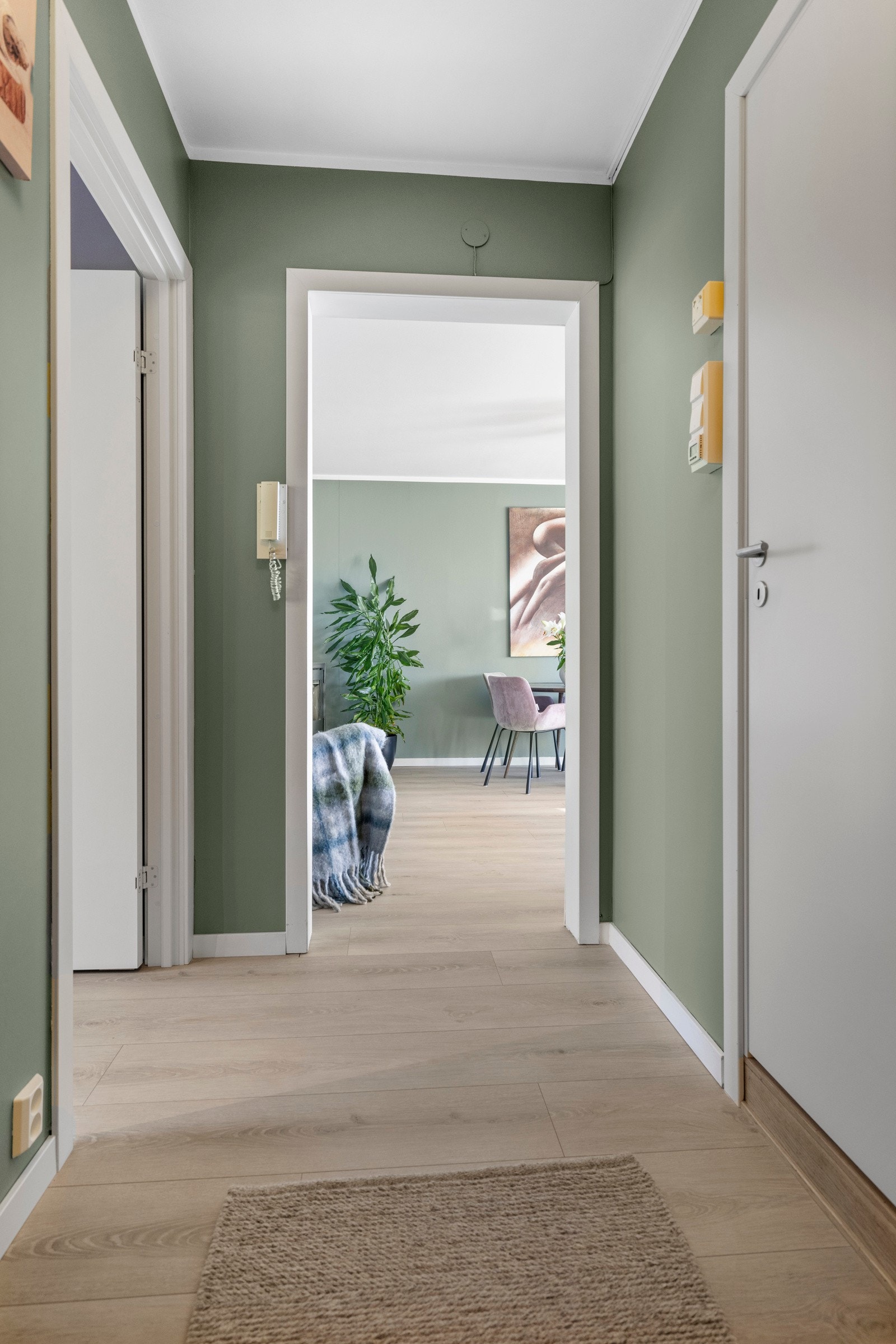 Yttertøyet ryddes enkelt bort i et garderobeskap med speilfronter Galleribilde